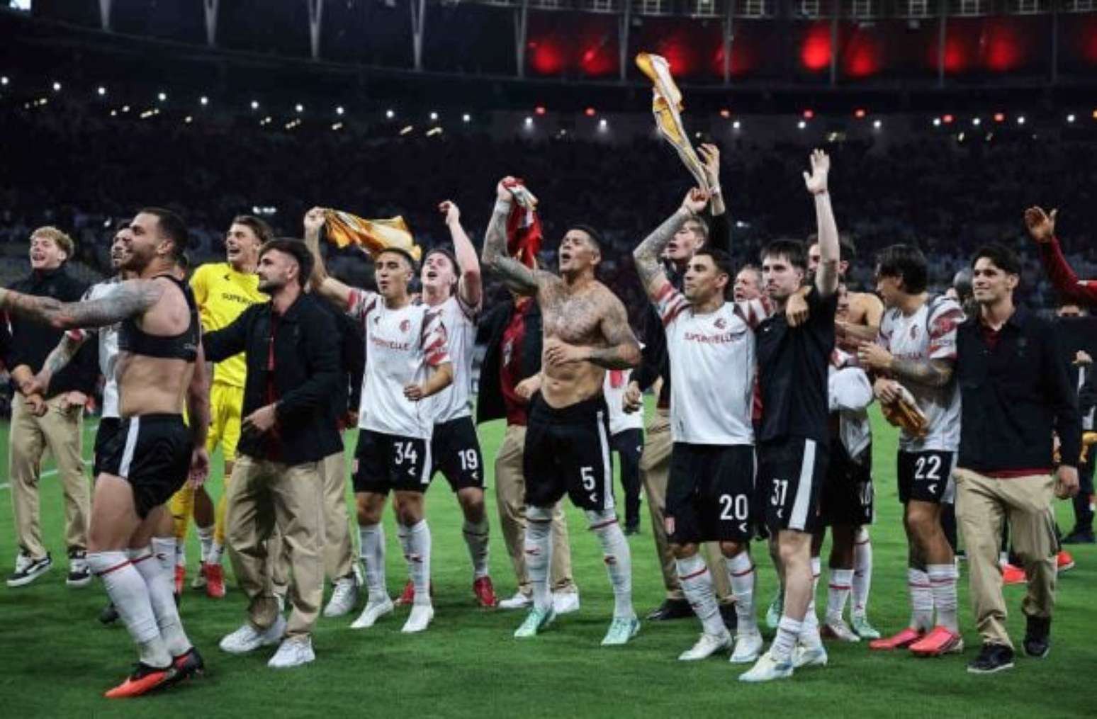 Marcos Rojo, do Estudiantes, reage após uma chance perdida durante a partida de volta das semifinais da Libertadores contra o Flamengo –