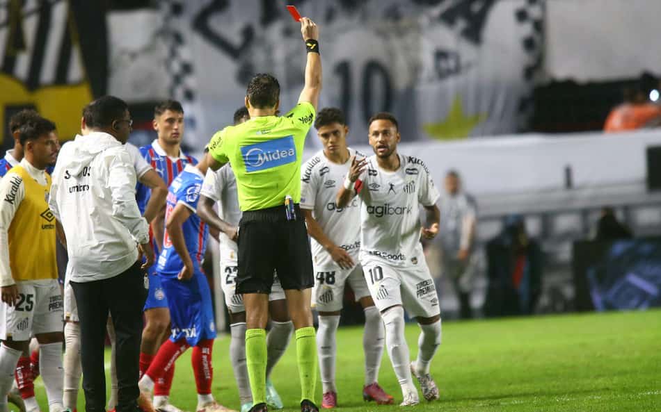 Neymar durante expulsão em Santos e Bahia, pelo Campeonato Brasileiro