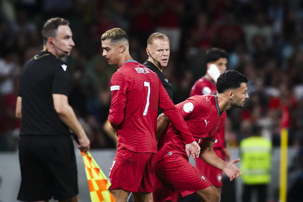 Cristiano Ronaldo cumprimenta Gonçalo Ramos no Portugal-País de Gales