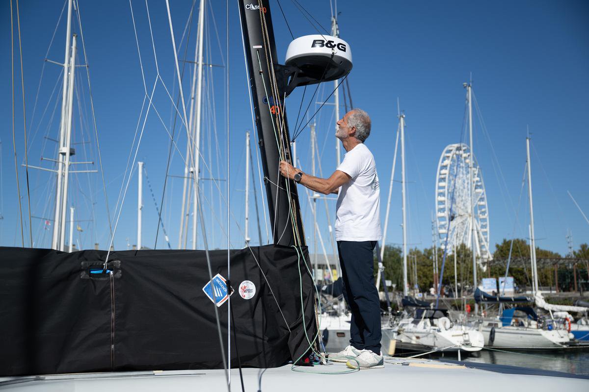 Deux semaines avant le départ, Michel Desjoyeaux continuait de préparer le bateau.