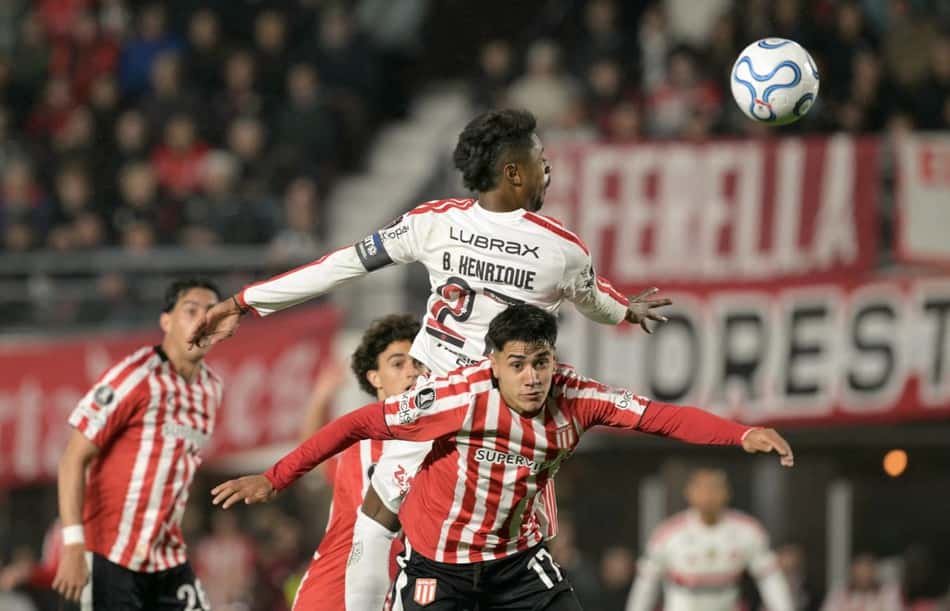 Bruno Henrique cabeceia a bola no empate entre Flamengo e Estudiantes.