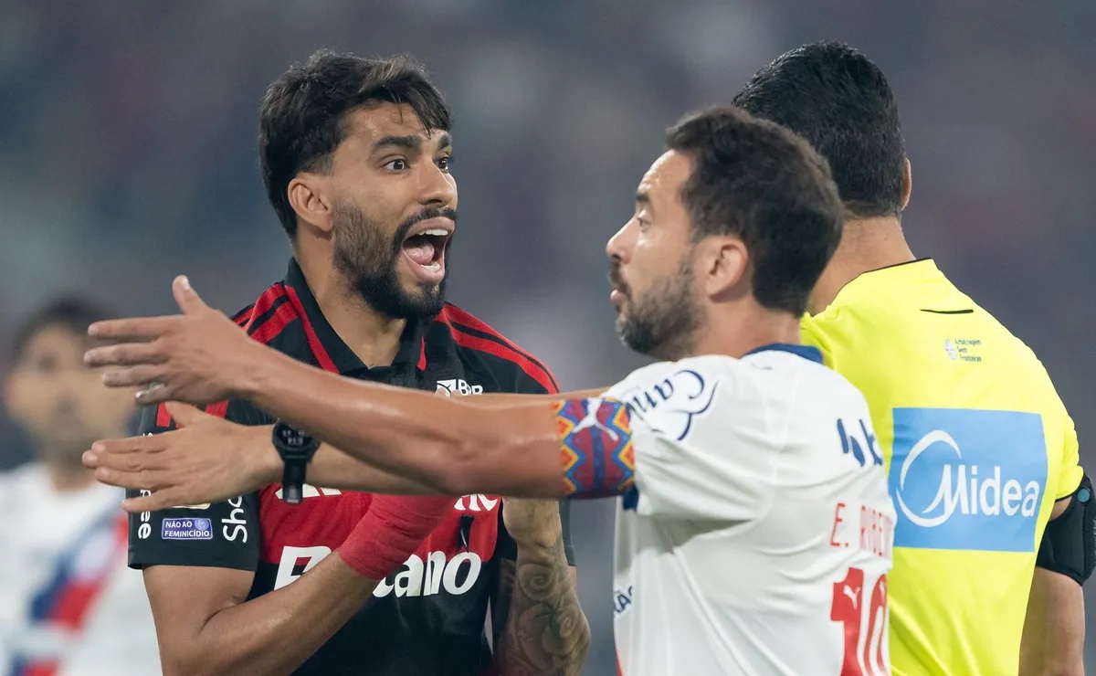 - Lucas Paquetá jogador do Flamengo ao lado do Everton Ribeiro, do Bahia
