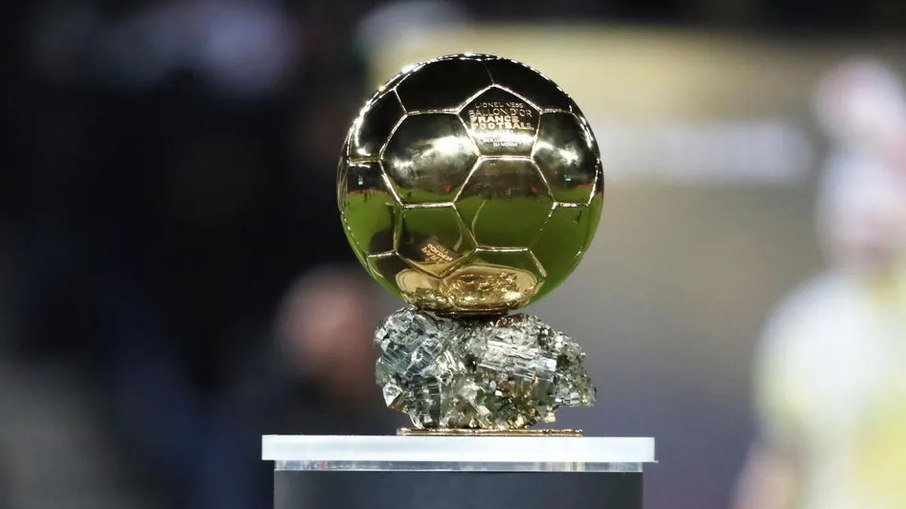 Bola de Ouro comete gafe e 