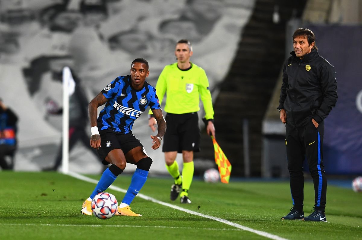Ashley Young receiving instructions from Antonio Conte during his time at Inter
