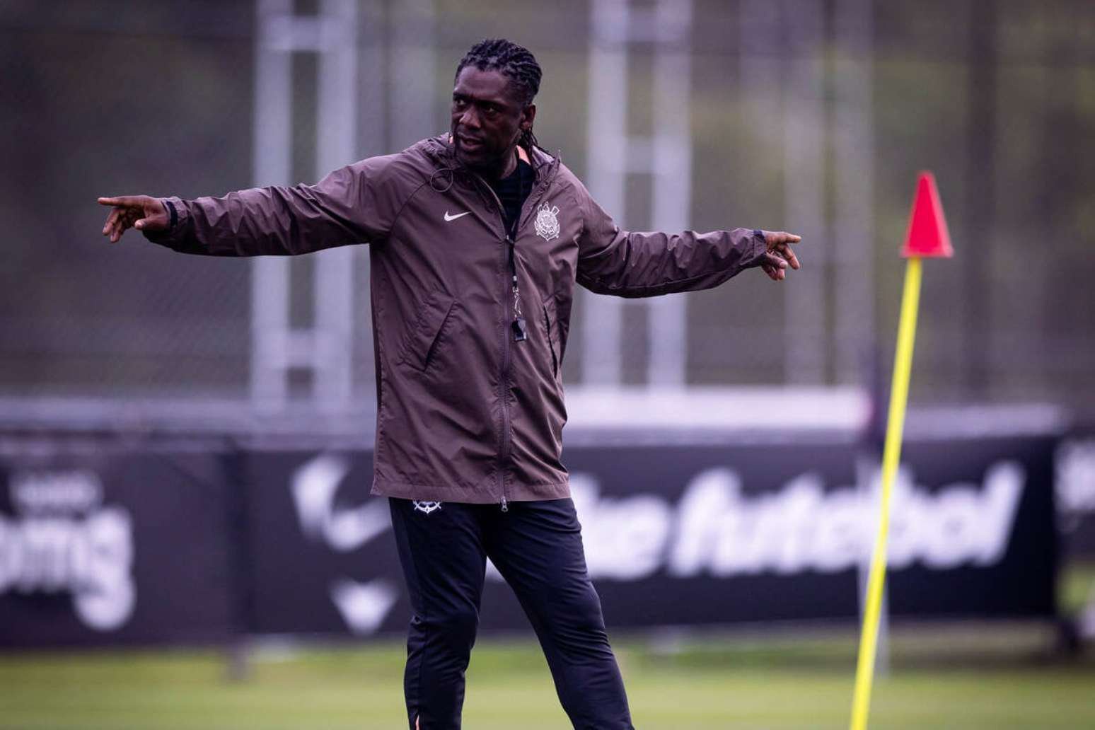 Meta imediata de Seedorf é ir para a pausa da Data Fifa fora da zona do rebaixamento –
