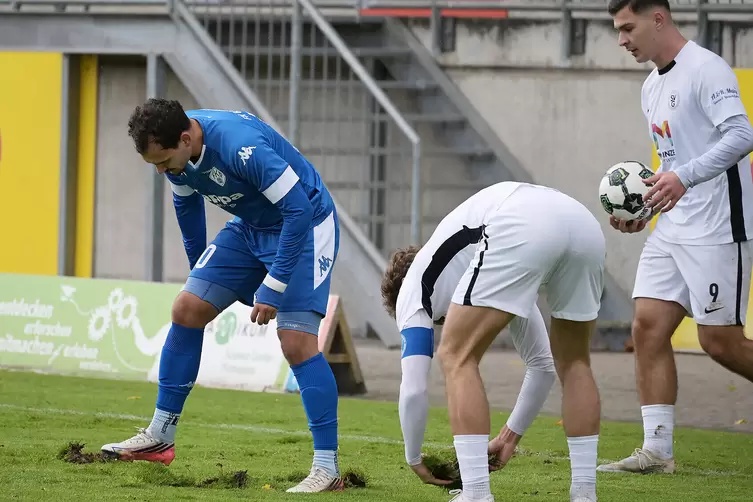 Dass der Rasen im städtischen Stadion auf der Husterhöhe Regenwetter gar nicht gut verkraftet, war am Samstag beim Oberliga-Spit