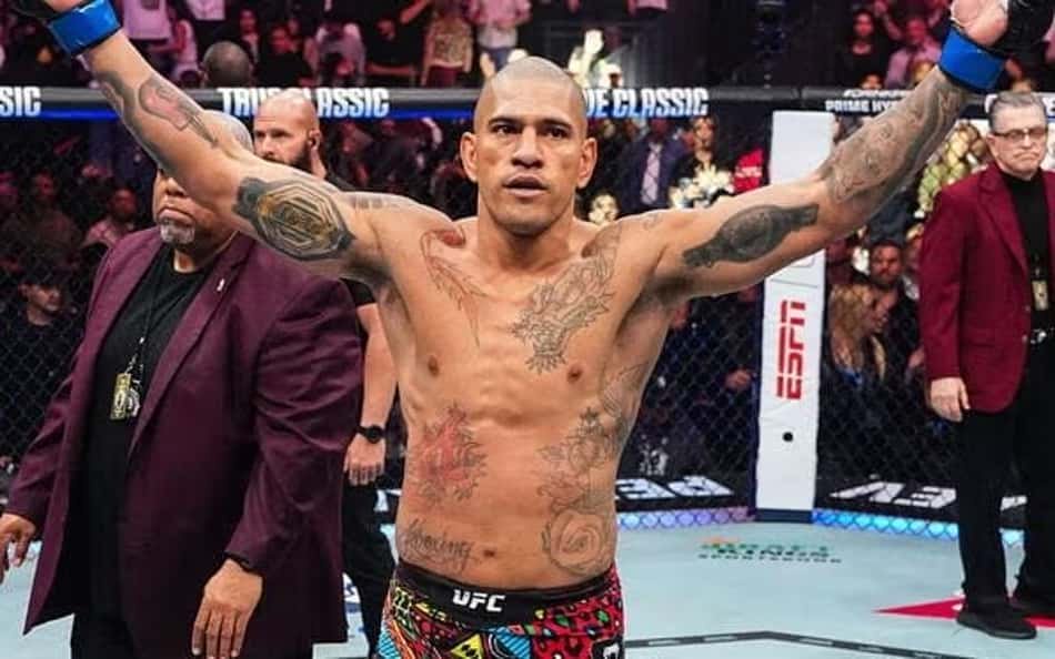 Alex Poatan ergue os braços e comemora vitória sobre Magomed Ankalaev no UFC 320