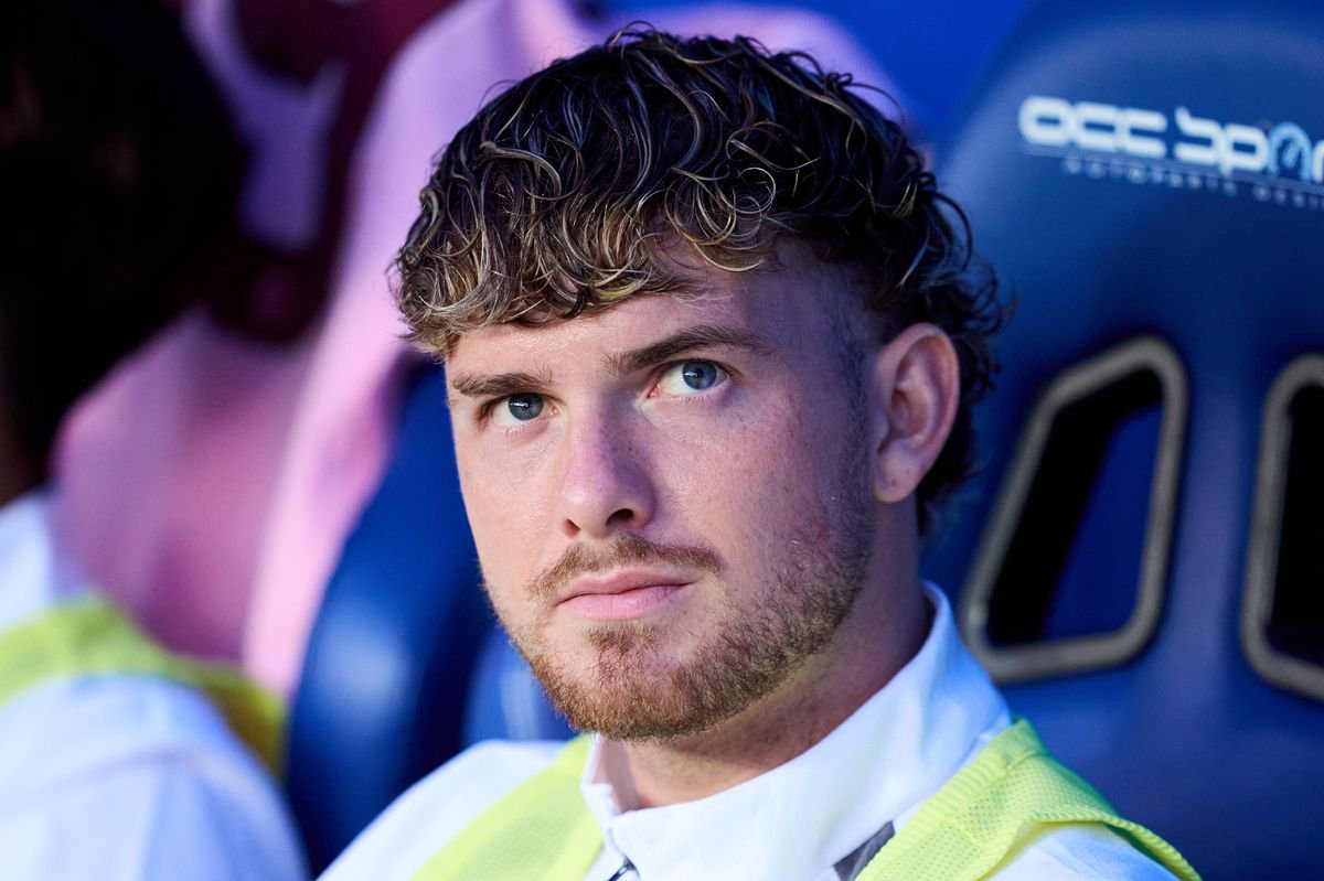 Harvey Elliott looking on from the substitutes' bench during a Valencia match at Estadio de Mendizorroza