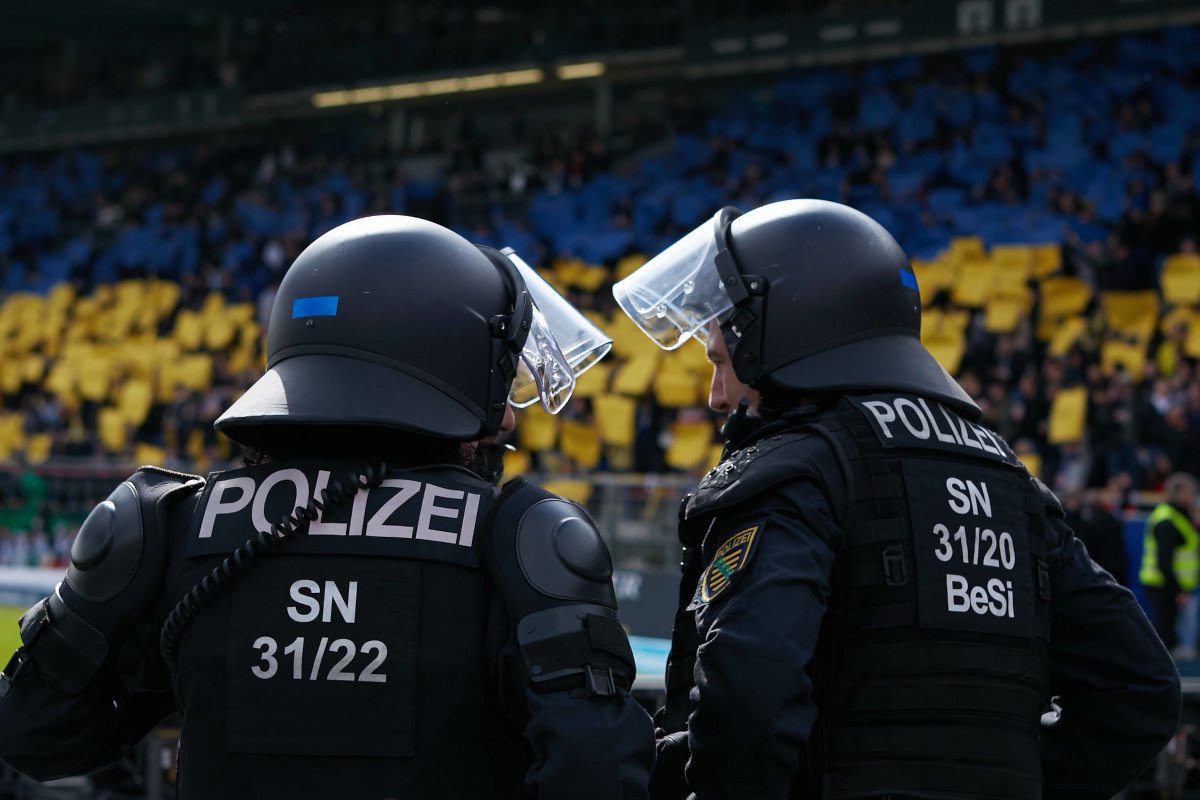 Polizisten im Braunschweiger Stadion.