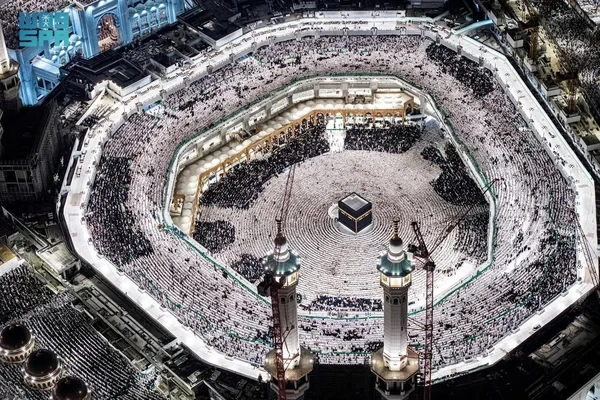 Suasana kepadatan jemaah di Masjidil Haram malam pada ke-27 Ramadan 2024