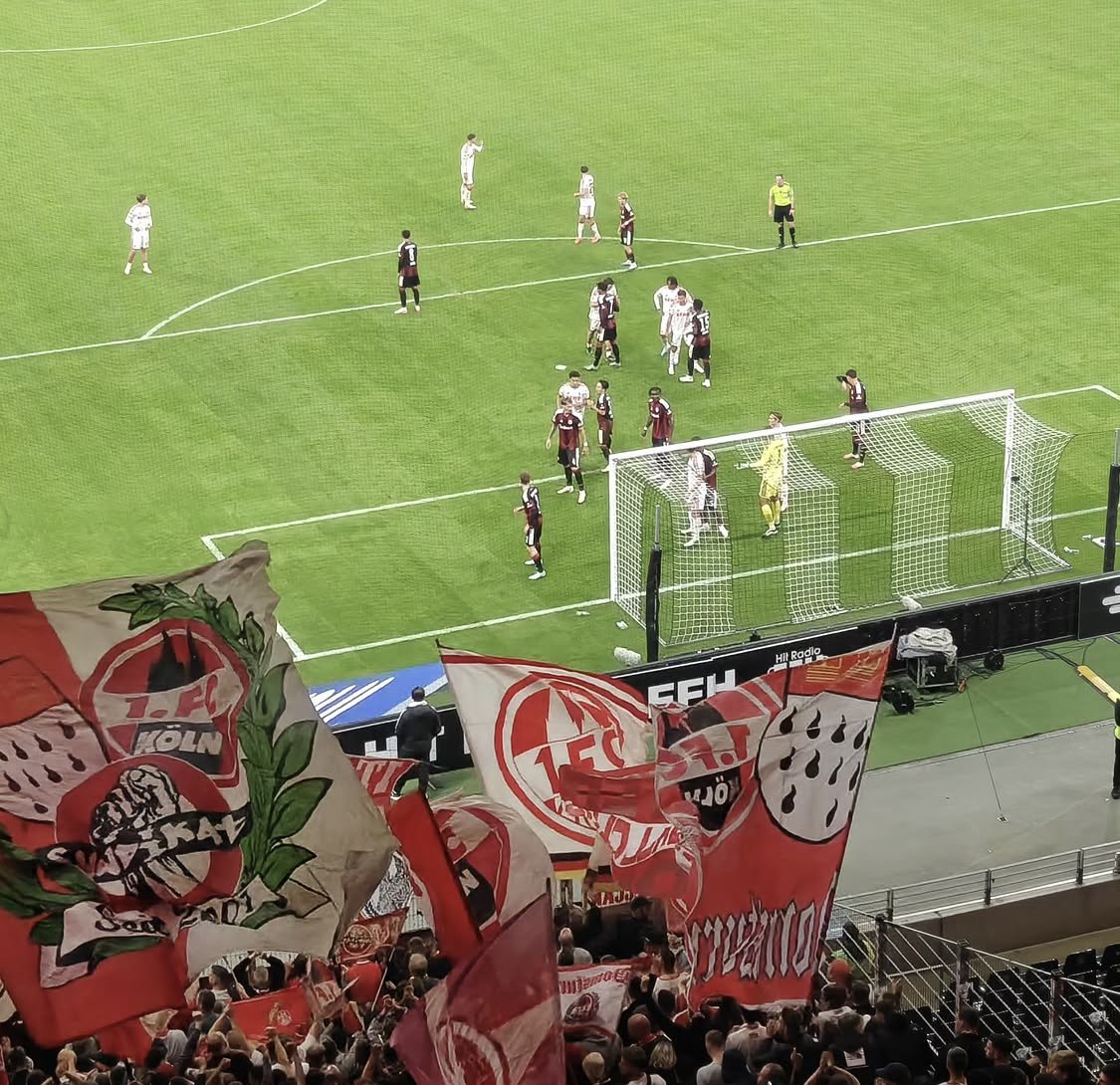 @buedchen_micha war mit 6000 FC Fans in Frankfurt dabei. Top Stimmung in der Kurve auf dem Rasen dagegen war keine Luft im Ballon