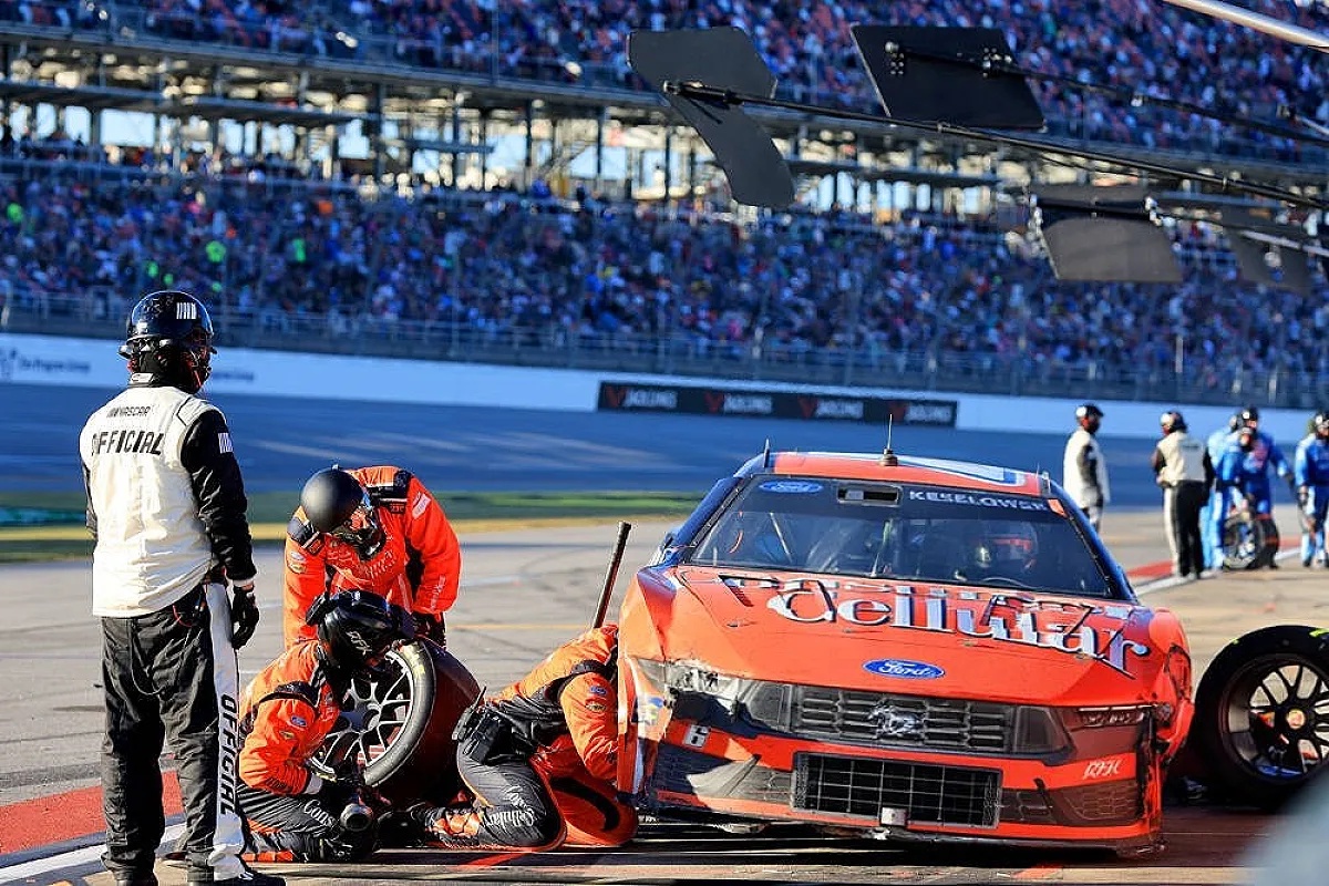 Keselowski's No. 6 Ford with Cellular1 livery being repaired by crew in the pit box at Martinsville