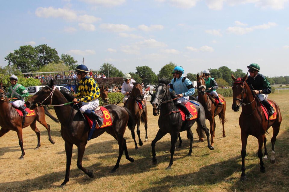 L'hippodrome d'Aurillac : au galop vers le bicentenaire Rendez-vous à Aurillac dimanche 11 août. - Aurillac Départ Plat août 2019