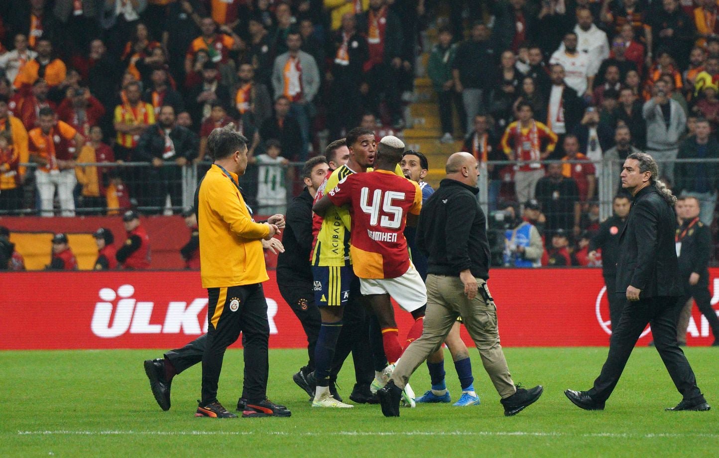La fin du match a été houleuse dans le derby d'Istanbul.