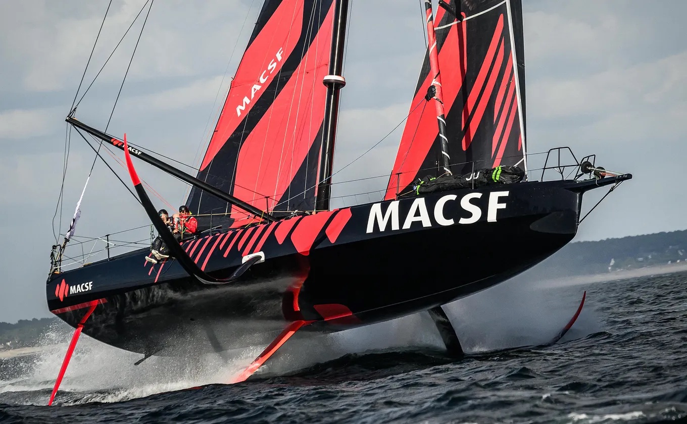 Le skipper français Corantin Horeau navigue à bord de son monocoque Imoca MACSF lors de l’épreuve des runs du Défi Azimut, en amont de la course en solitaire de la Route du Rhum reliant Saint-Malo à Pointe-à-Pitre (Guadeloupe), au large de Lorient, le 16 septembre 2026.