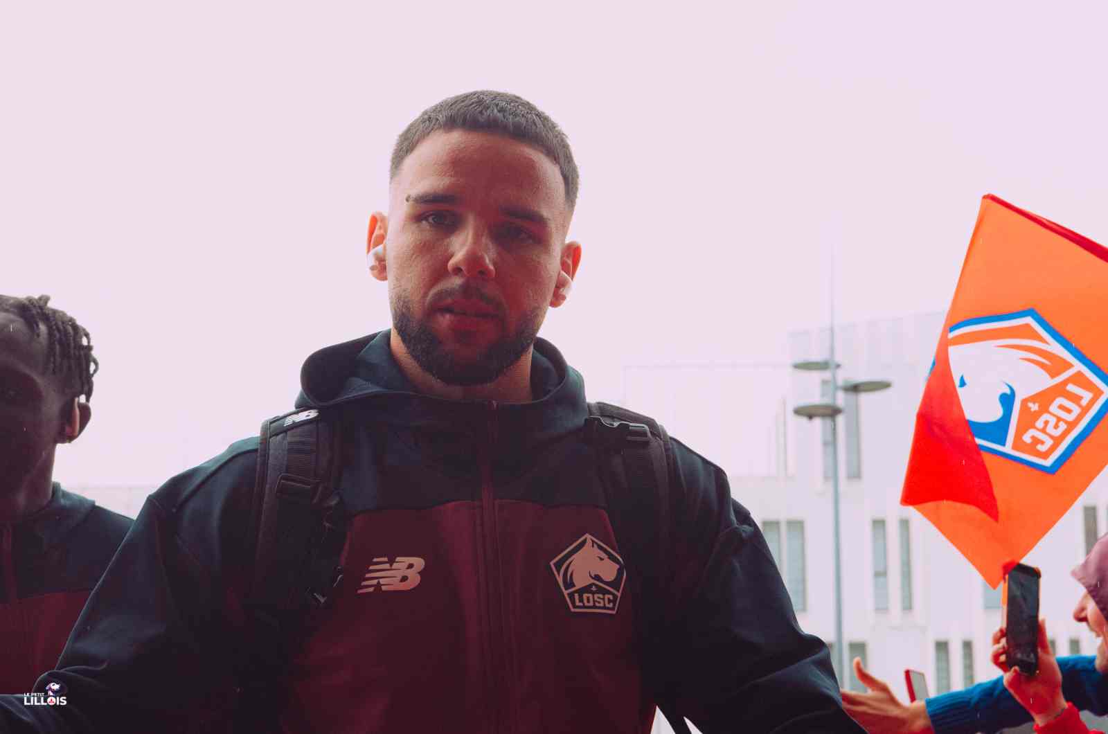 Calvin Verdonk sur le parvis, avant d'entrer dans le stade pour LOSC - PSG.