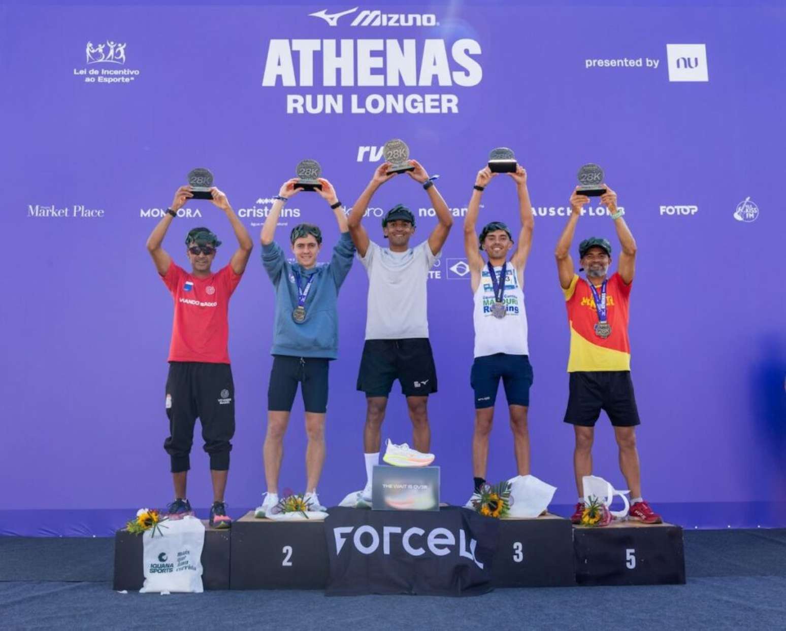 Pódio feminino dos 28K da Mizuno Athenas Run Longer (Divulgação/Iguana Sports)