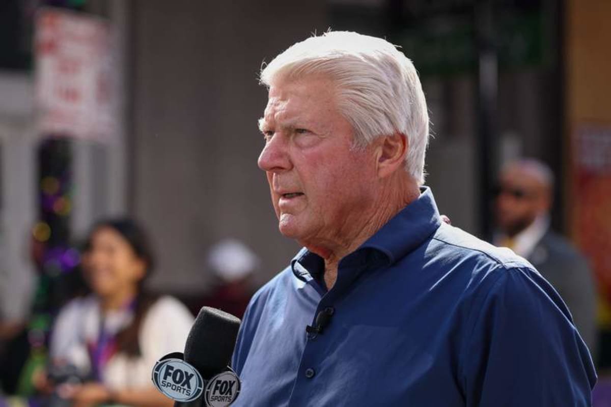NEW ORLEANS, LA – FEBRUARY 08: Jimmy Johnson talks into a microphone during a broadcast of Fox NFL, American Football Herren, USA Sunday on Bourbon Street ahead of Super Bowl LIX between the Kansas City Chiefs and the Philadelphia Eagles on February 8, 2025, in New Orleans, LA. Photo by David Buono/Icon Sportswire NFL: FEB 08 Super Bowl LIX EDITORIAL USE ONLY Icon250208008 ©IMAGO/Icon Sportswire