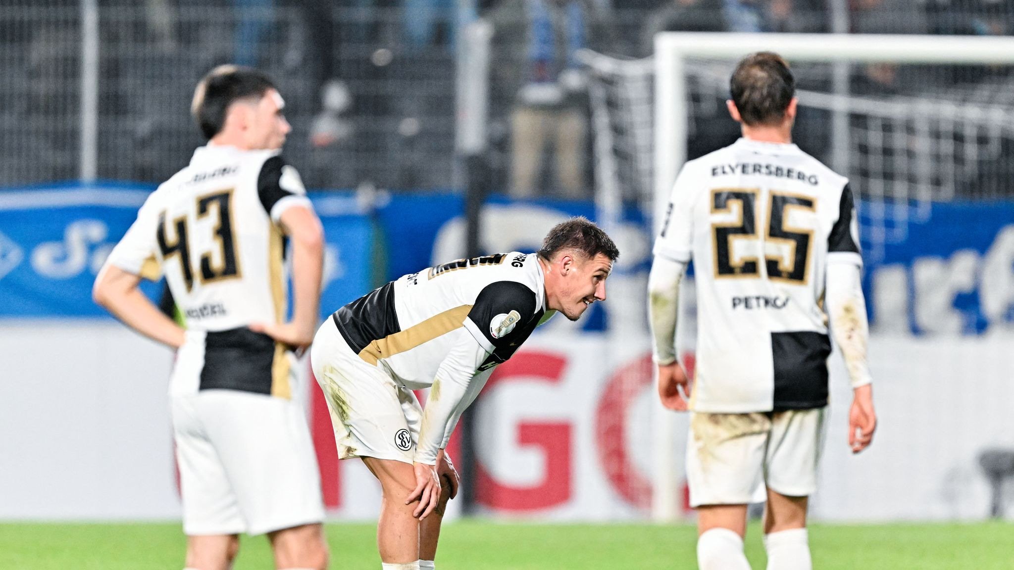 Fußball, Männer: DFB-Pokal, SV Elversberg - SV Darmstadt 98, 2. Runde, Ursapharm-Arena an der Kaiserlinde. Lukas Pinckert (M, SV 07 Elversberg) steht nach Spielende auf dem Platz.