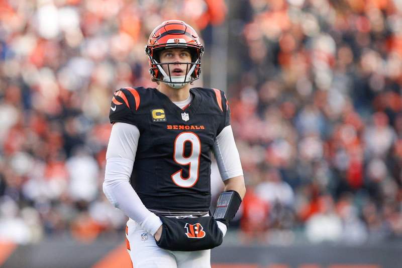 CINCINNATI, OH – JANUARY 04: Cincinnati Bengals quarterback Joe Burrow 9 looks at the scorebord during the game against the Cleveland Browns and the Cincinnati Bengals on January 4, 2026, at Paycor Stadium in Cincinnati, OH. Photo by Ian Johnson/Icon Sportswire NFL, American Football Herren, USA JAN 04 Browns at Bengals EDITORIAL USE ONLY Icon260104150