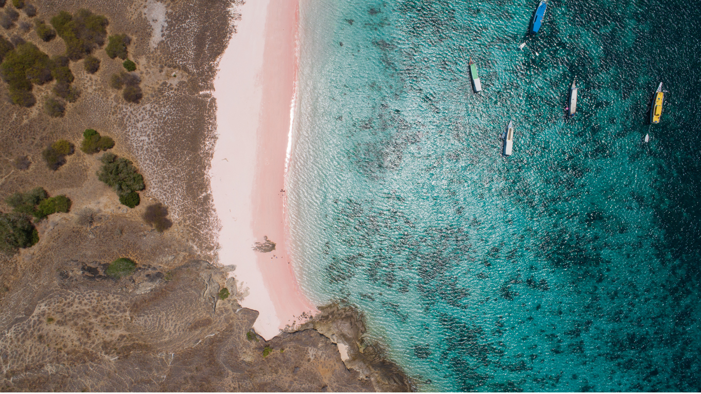 Pantai pasir pink di Labuan Bajo