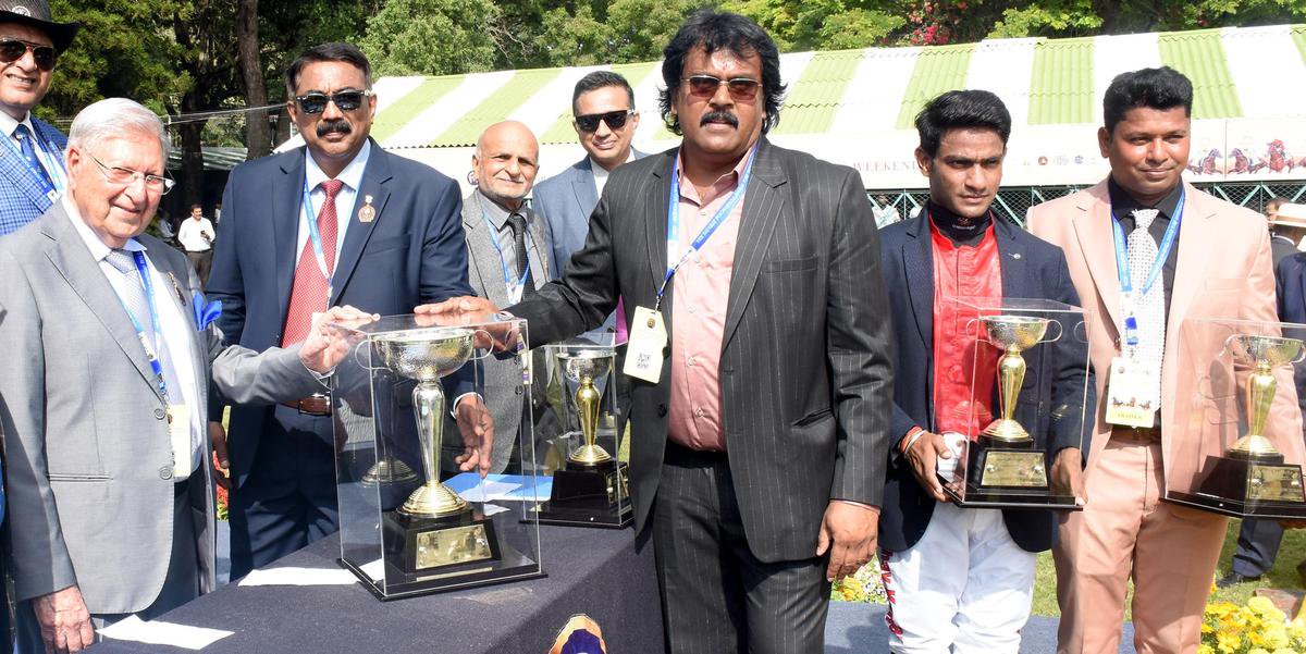 Zavaray S. Poonawalla and Mysore Race Club chairman K.T. Balakrishna presenting the Zavaray Poonawalla Sprinters’ Cup to Rieko’s owner P. Arun Kumar as jockey Akshay Kumar and trainer S. John look on.