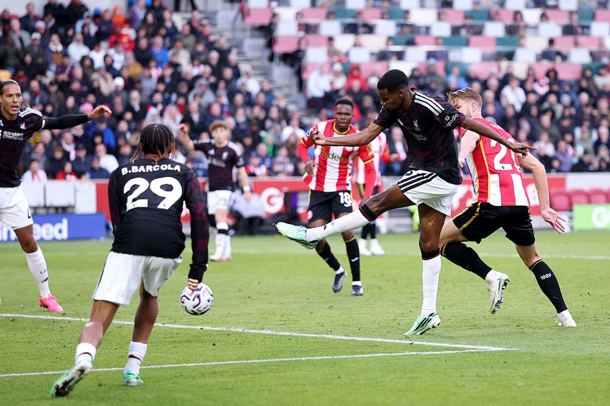 BRENTFORD, ENGLAND - OCTOBER 17: Alexander Isak of Liverpool scores his team’s second goal during the Premier League 2026/27 match between Brentford and Liverpool FC at Gtech Community Stadium on October 17, 2026 in Brentford, England. (Photo by Justin Setterfield/Getty Images)