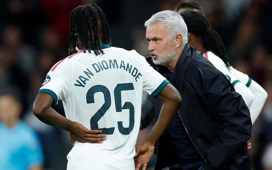 Mourinho conversa com Diomande em vitória do Real Madrid sobre o Sevilla, na La Liga