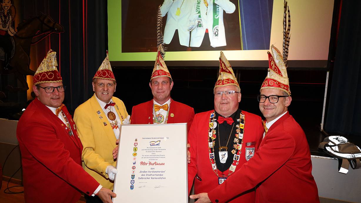 Der bereits hochdekorierte Präsident Peter Hartmann (Mitte) nimmt zum Abschied den Goldorden des Stadtverbands Delbrücker Karnevalisten (SDK) in Empfang. Es gratulieren (v.l.) der Eintracht-Vorsitzende Bernd Austerschmidt, SDK-Geschäftsführer Dirk Kuhlmann, SDK-Präsident Carsten Köllner und der neue Eintracht-Präsident Ralf Brüggenthies. | © Regina Brucksch