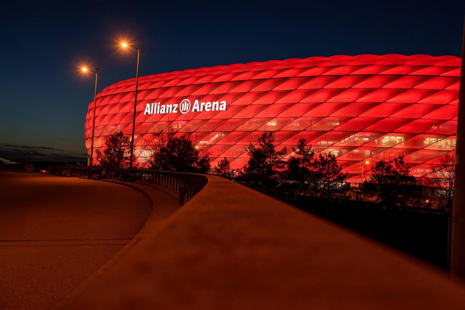 Die Allianz Arena bei Nacht.
