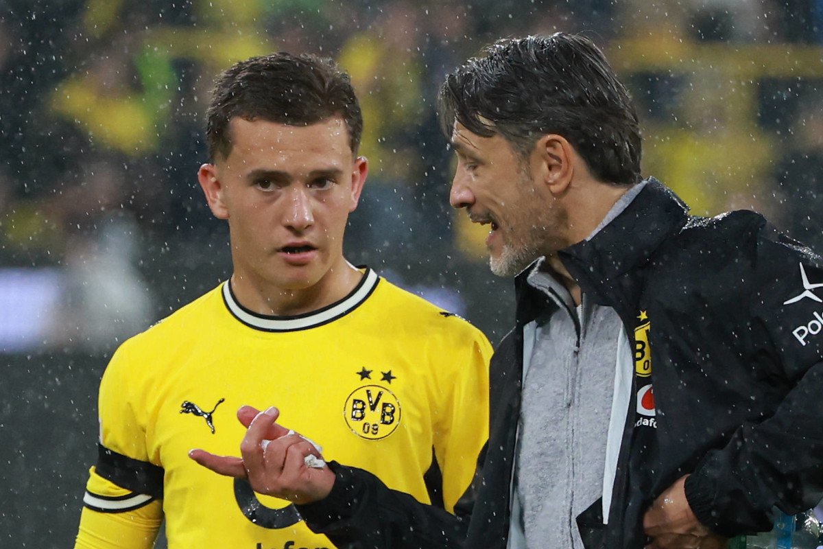 Kovac spricht auf dem Platz mit Karetsas.