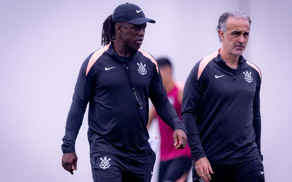 Clarence Seedorf (à esquerda) com a equipe técnica do Corinthians durante o treino.