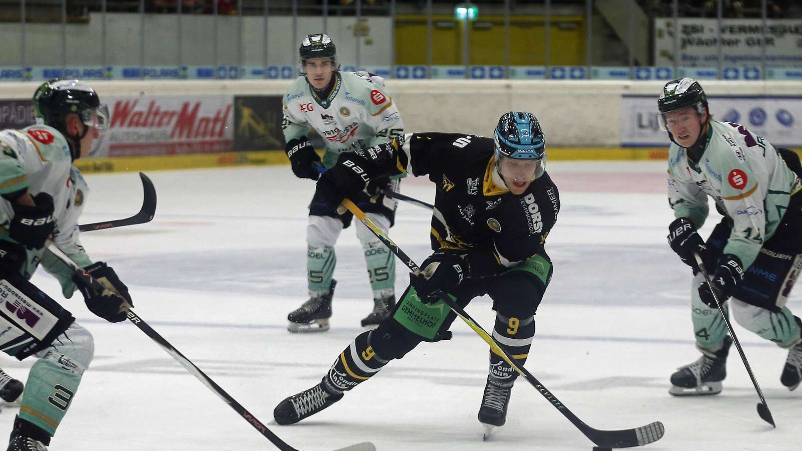 Der Knoten geht auf: Toms Prokopovics (Mitte) trifft im Tölzer Powerplay zum 1:0. Es bleibt ein zäher Kampf gegen Höchstadt.