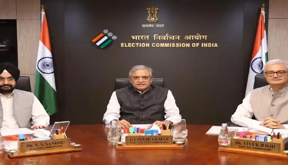 चुनाव आयोग में बढ़ा विवाद, दोनों चुनाव आयुक्तों ने वरिष्ठ अधिकारी के खिलाफ कैबिनेट सचिव को लिखी चिट्ठी