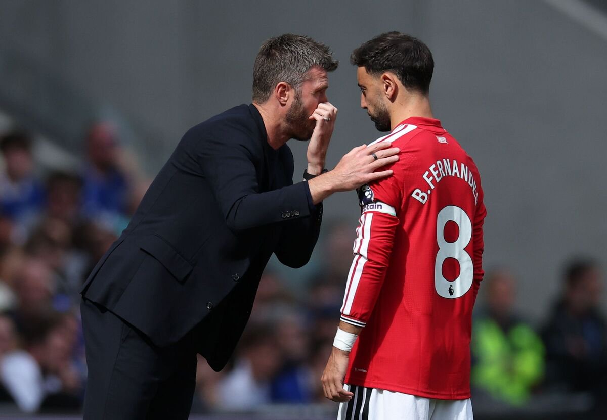 Michael Carrick in discussion with his captain Bruno Fernandes