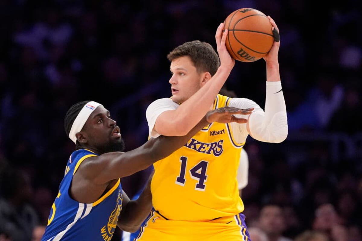 Lakers center Walker Kessler, right, tries to pass while under pressure from Warriors center Graham Ike on Wednesday.