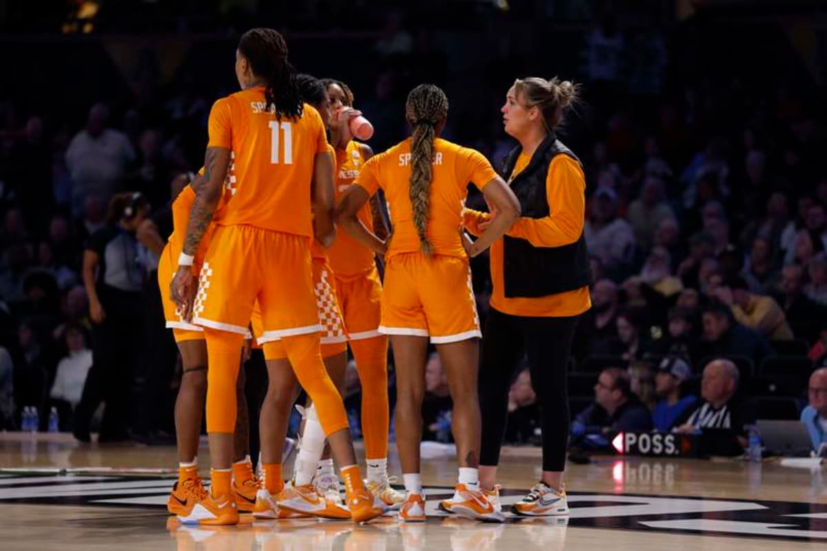 NASHVILLE, TN – JANUARY 19: Tennessee Lady Vols head coach Kim Caldwell talks to her team in the huddle during a game between the Vanderbilt Commodores and Tennessee Lady Vols, January 19, 2025 at Memorial Gymnasium in Nashville, Tennessee. Photo by Matthew Maxey/Icon Sportswire COLLEGE BASKETBALL: JAN 19 Women s – Tennessee at Vanderbilt EDITORIAL USE ONLY Icon250119031 ©IMAGO/Icon Sportswire