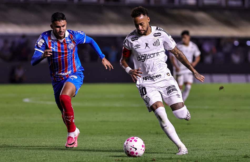 Neymar, camisa 10 do Santos, disputa a bola contra o Bahia em jogo do Brasileirão
