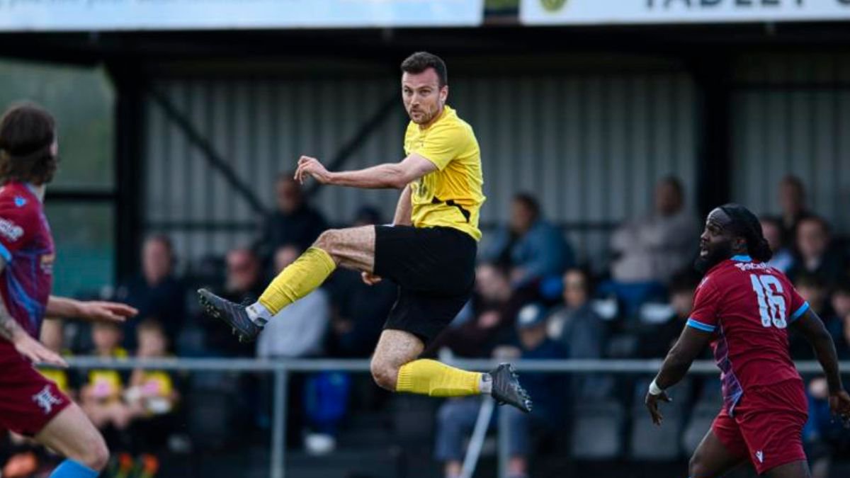 Brad Neal takes flight for Tadley Calleva. Photo: Rob Mellor.