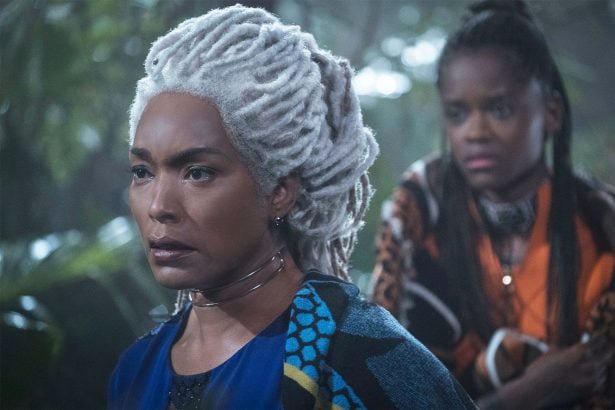 Angela Bassett dans Black Panther