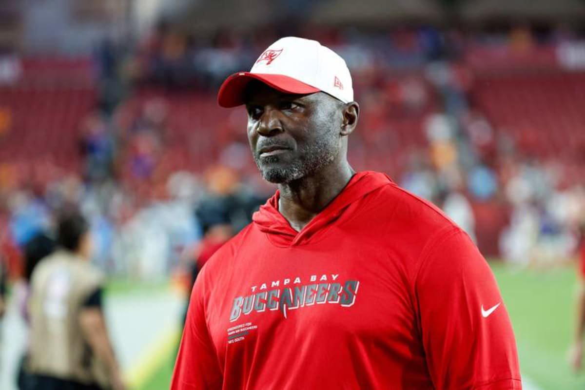 August 9, 2025, Tampa, Florida, USA: Tampa Bay Buccaneers head coach Todd Bowles walks off the field, after the Bucs defeat the Tennessee Titans, 29-7, during the end of the game at Raymond James Stadium in Tampa on Saturday, Aug. 9, 2025. Tampa USA – ZUMAs70_ 0830026319st Copyright: xJeffereexWoox ©IMAGO/ZUMA Press Wire