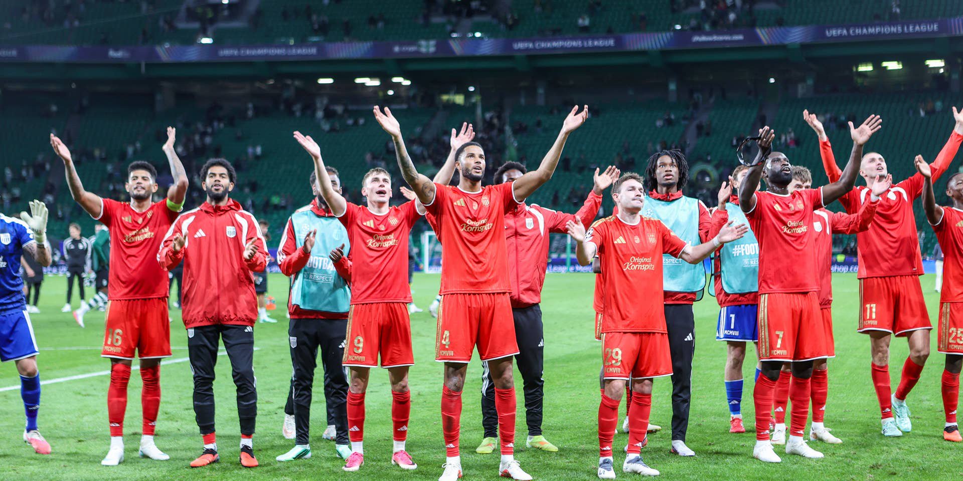 LASK-Spieler feiern den historischen 3:2-Coup bei Sporting Lissabon und die ersten Punkte in der Champions League.