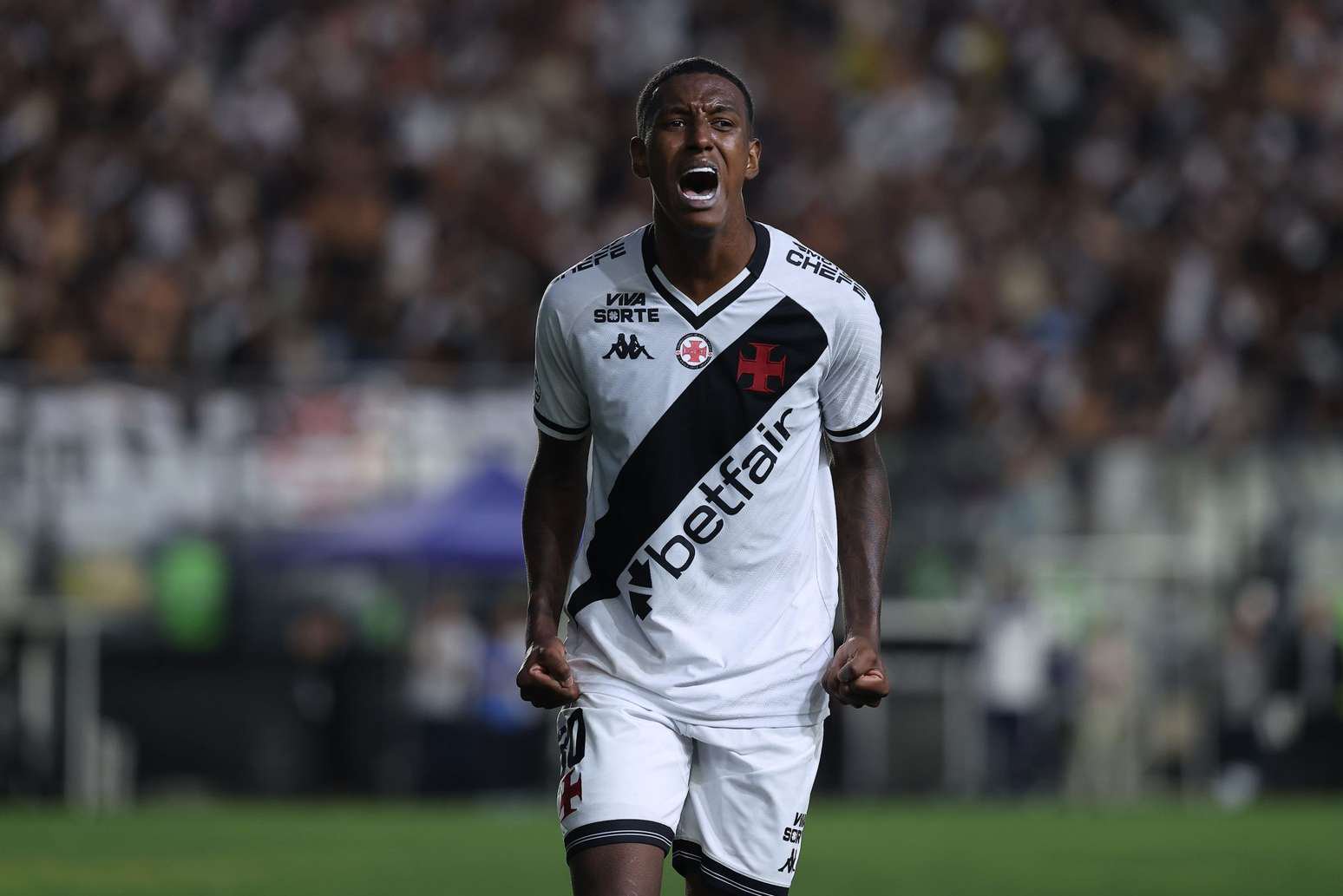 Robert Renan, zagueiro do Vasco, sofreu um acidente de carro, mas passa bem e deve comparecer ao treino 