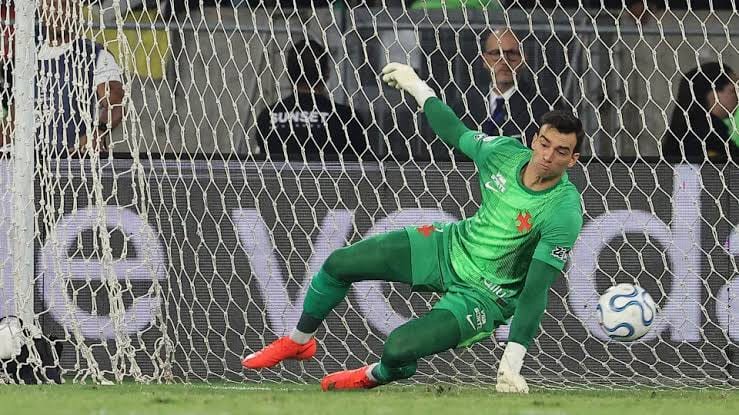 Vasco estuda futuro de Léo Jardim e cogita contratar goleiro para 2027