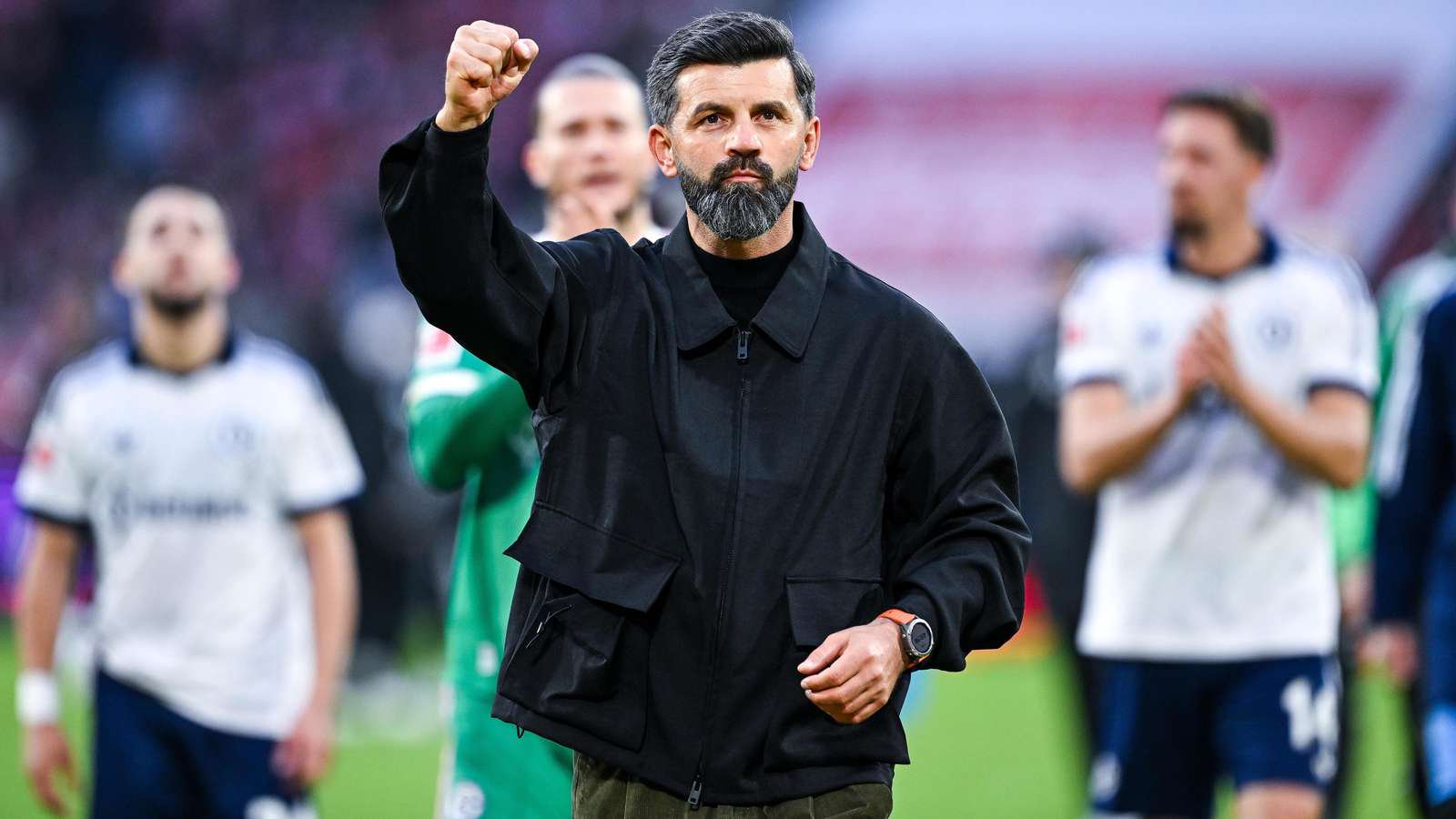 Trainer Miron Muslic vor den Schalke-Fans in Köln die Faust nach oben.