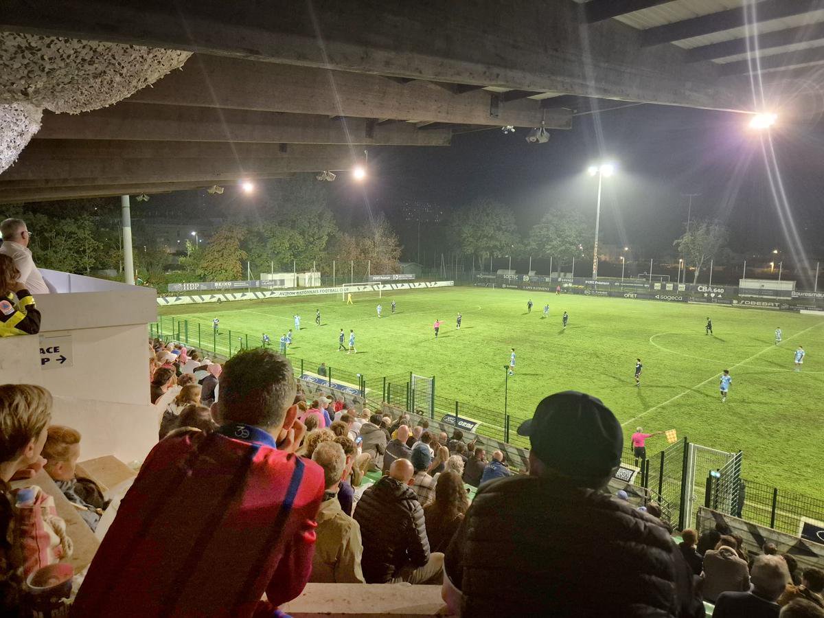 Les supporters bordelais étaient largement majoritaires à Bayonne, vendredi soir, pour la première en Régional 1.