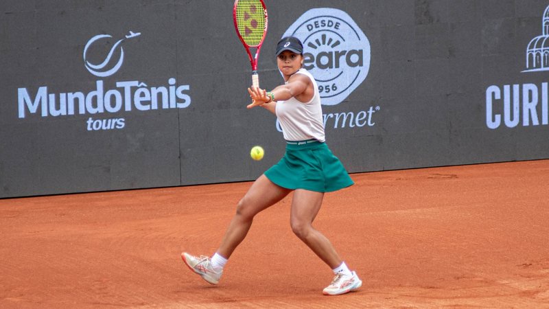 Nauhany Naná Silva em ação no WTA 125 de Curitiba