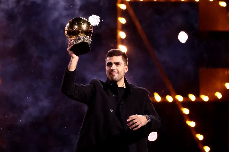 MANCHESTER, ENGLAND - NOVEMBER 23: Rodri of Manchester United holds up his ballon d'or award prior to the Premier League match between Manchester City FC and Tottenham Hotspur FC at Etihad Stadium on November 23, 2024 in Manchester, England. (Photo by Naomi Baker/Getty Images)