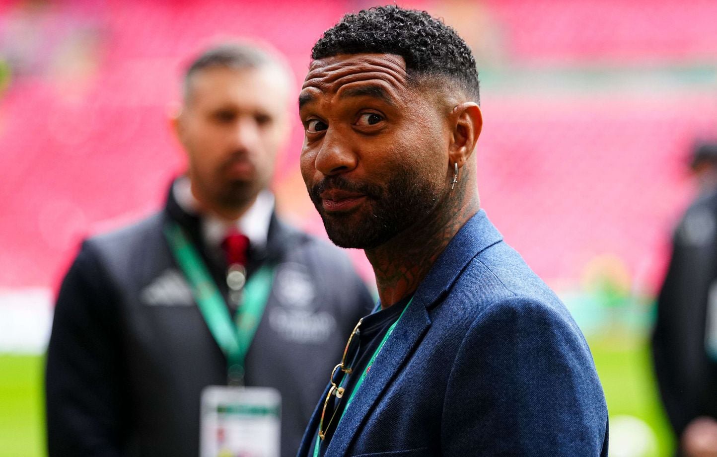 Ici en bord terrain à Wembley avant la finale de la Coupe de la Ligue 2026, Jermaine Pennant a vécu vendredi une effrayante attaque de berger allemand dans le nord de Londres.