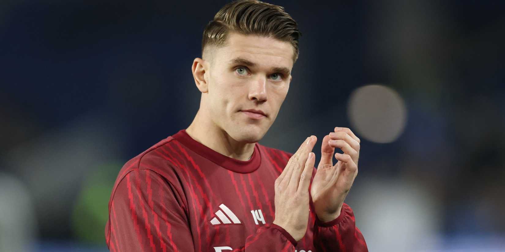 Arsenal striker Viktor Gyokeres applauds the fans